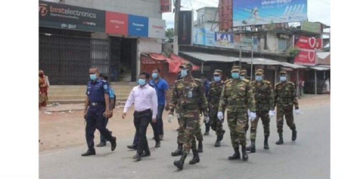 সরকার ঘোষিত লকডাউন বাস্তবায়নে পলাশবাড়ীতে পুলিশ প্রশাসন